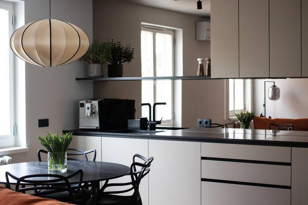Íbúð New Chic & Minimal Old Town Flat