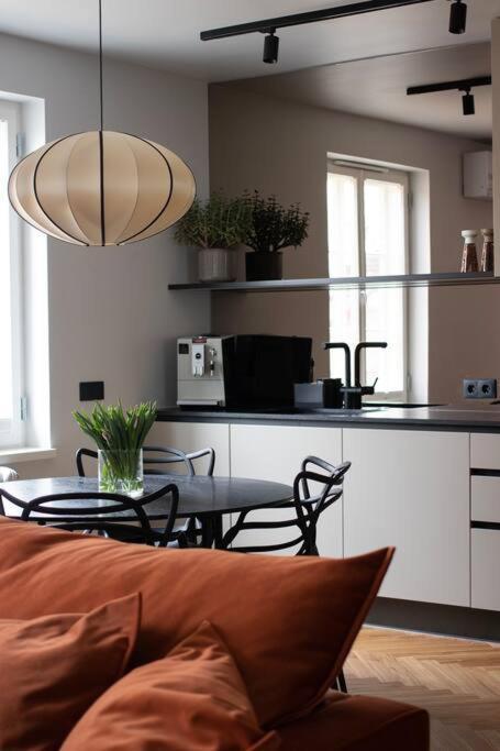 Íbúð New Chic & Minimal Old Town Flat